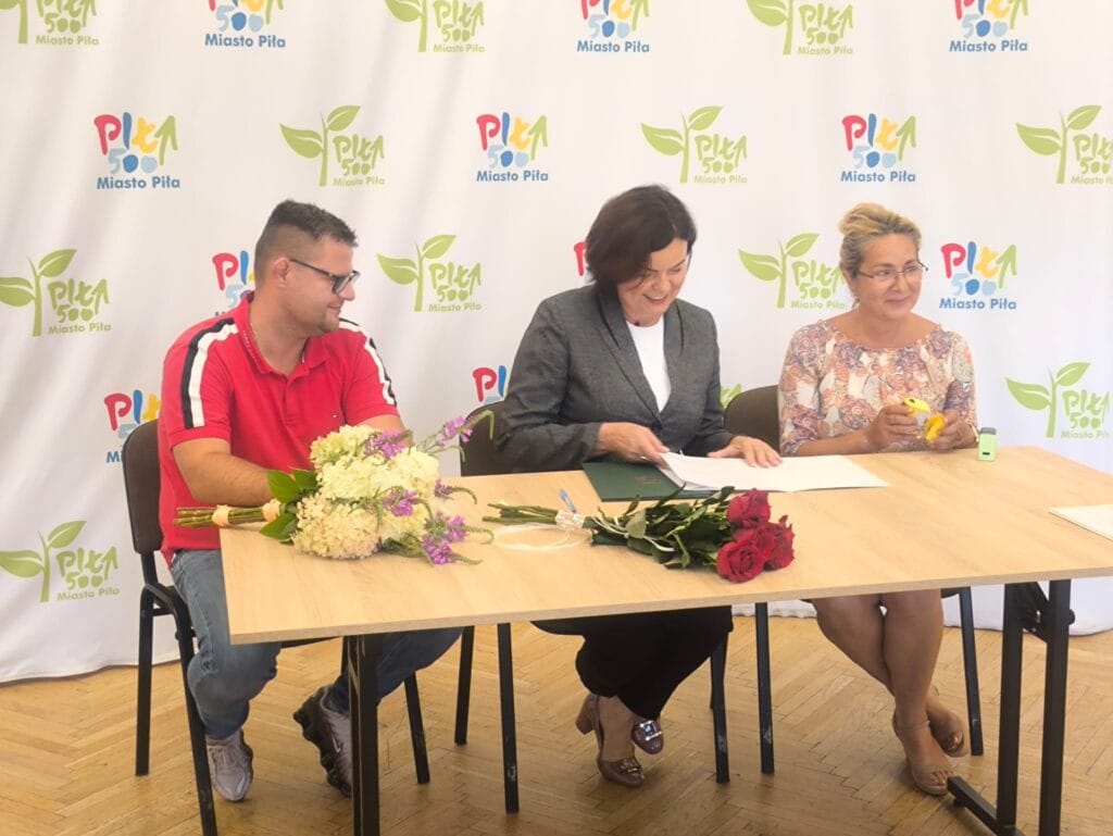 Podpisanie umowy o dofinansowanie budowy wiat śmietnikowych w ROD „Gwda” w Pile.